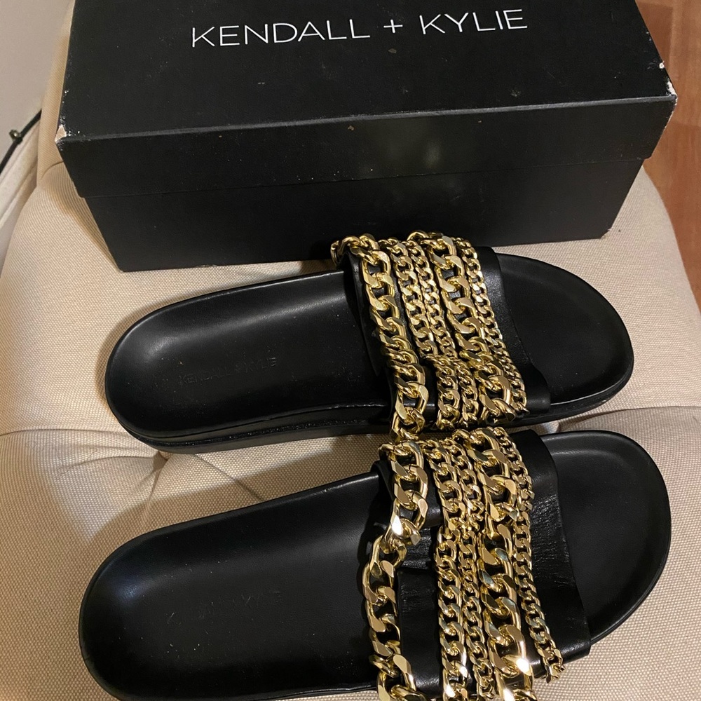 Kendall and Kylie black and gold chain slides